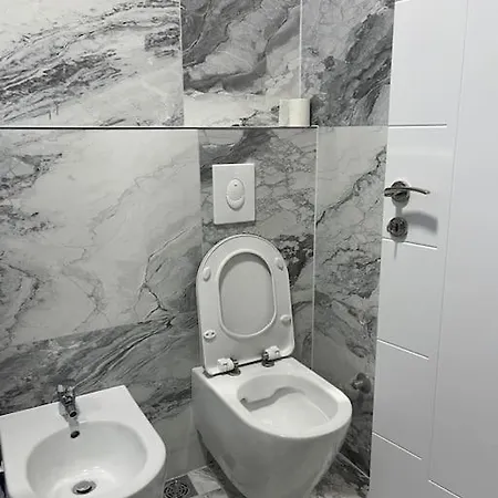 Square Komuna Apartman