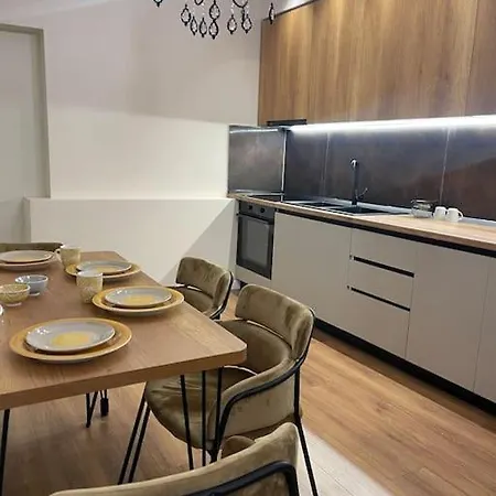 Square Komuna Apartman