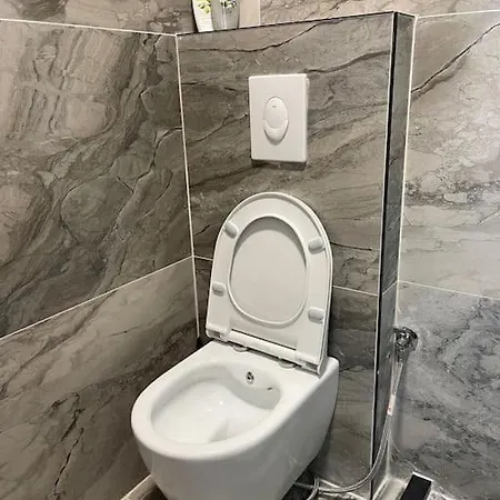 Square Komuna Apartman Tirana